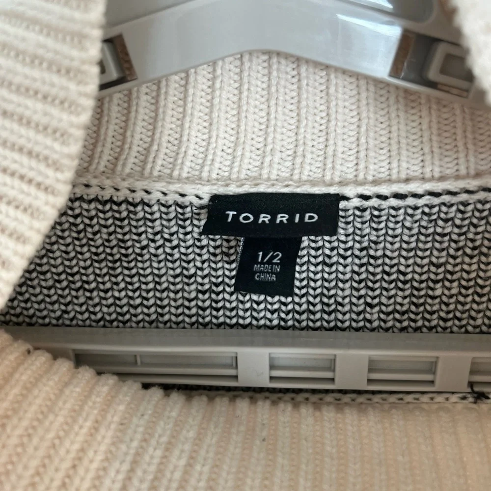 Torrid Womens Winter/Christmas Cowl Neck
Sweater with Reindeer 

Size 1/2 - Picture 5 of 7